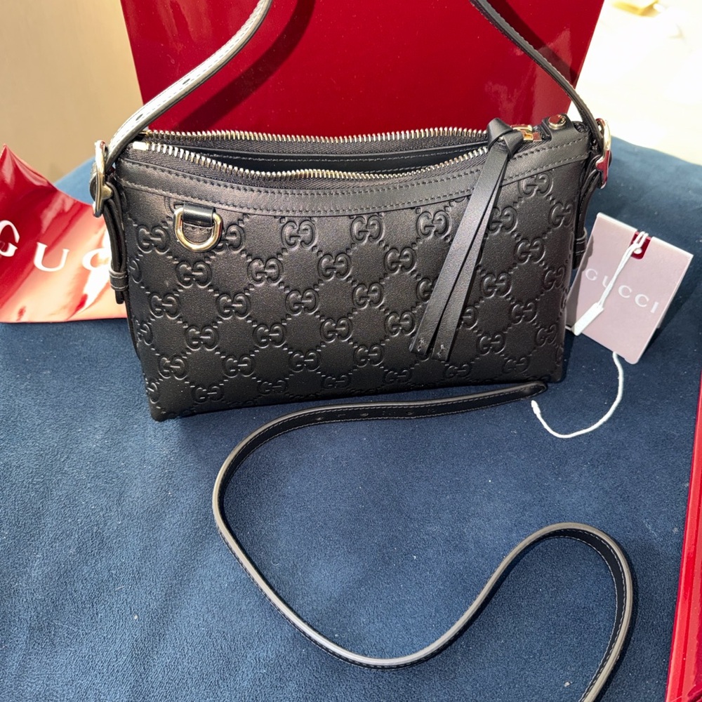 GUCCI GG Emblem small shoulder bag, Black embossed leather - Picture 11 of 16